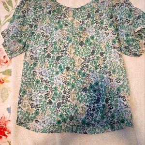 Ann Taylor small green, beige and blue flower top